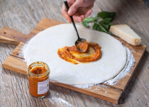 Pizza estiva fatta in casa: melanzane grigliate, rucola e salsa di pomodoro Karine & Jeff
