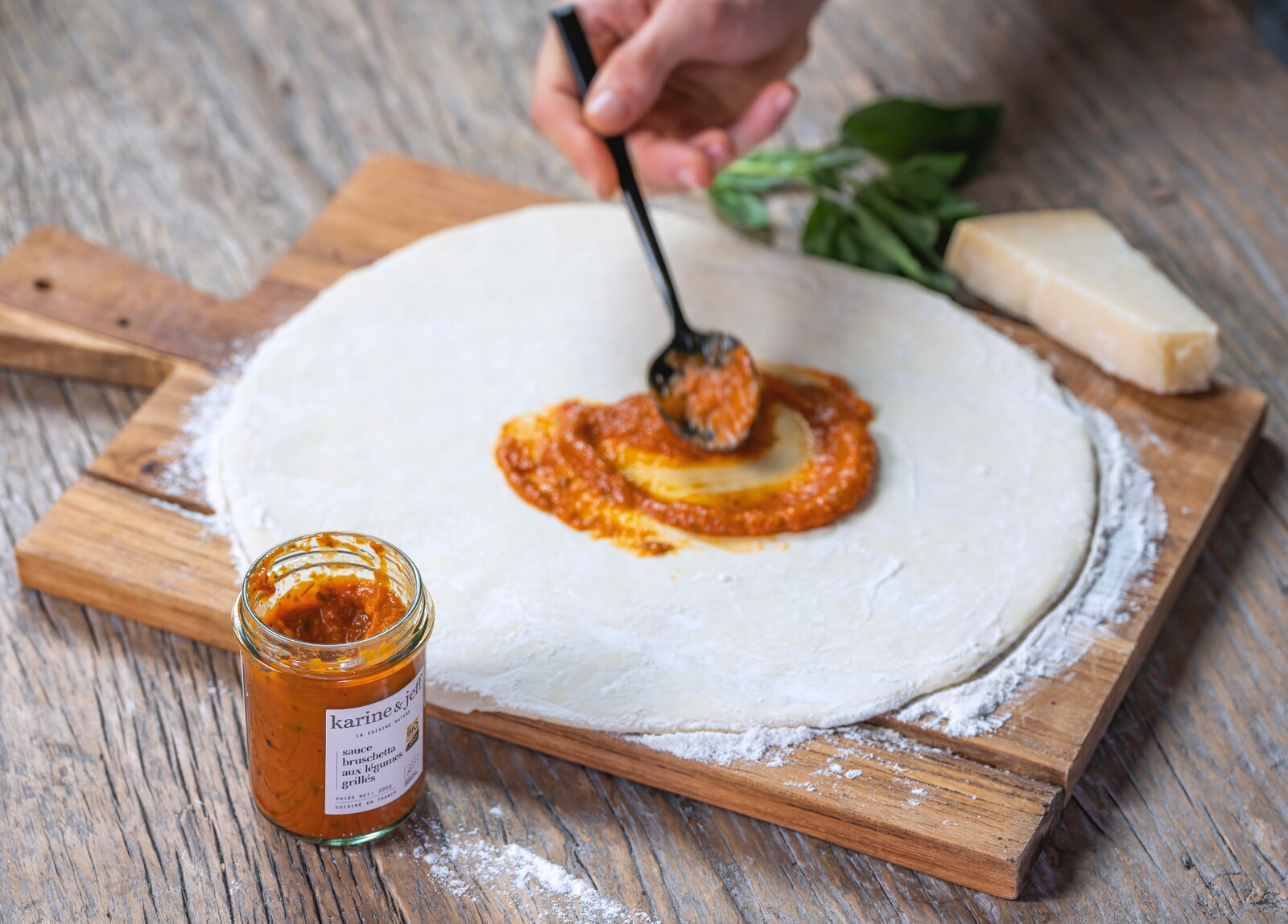 Pizza estiva fatta in casa: melanzane grigliate, rucola e salsa di pomodoro Karine & Jeff